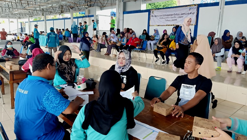 PERIKSA KESEHATAN CJH BARITO UTARA-Sebelum keberangkatan, para calon jamaah haji Barito Utara terlebih dahulu diperiksa kesehatannya oleh para petugas Dinas Kesehatan. Tampak gambar para CJH Barito Utara saat memeriksakan kesehatannya, di Arena Tiara Batara Muara Teweh, Sabtu (4/5/2024).