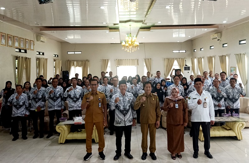FOTO BERSAMA KETUA PGRI-Pj Bupati Barito Utara Drs Muhlis didampingi, Sekdis Pendidikan, Camat Teweh Tengah, mewakili Kemenag foto bersama Ketua PGRI Barito Utara dan pengurus usai pembukaan konferensi kerja Kabupaten PGRI Barito Utara tahun 2024 di aula BappedaLitbang, Senin (6/5/2024).