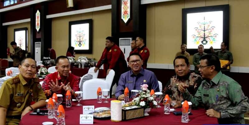 HADIRI EKSPOSE-Pj Sekda Barito Utara, Drs Jufriansyah saat menghadiri kegiatan Ekspose Capaian Pembangunan Periode Tahun 2016-2024 dan acara Halal Bihalal Pemprov Kalimantan Tengah di Aula Jayang Tingang Lantai II Kantor Gubernur Kalteng, Kamis (2/5/2024) lalu.