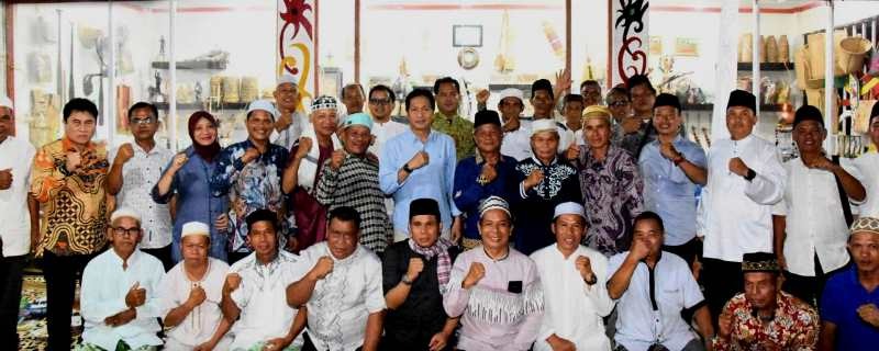SILATURAHMI DENGAN WARGA JAMBU-Pj Bupati Barito Utara Muhlis didampingi staf ahli bupati, asisten sekda, kepala perangkat daerah melakukan silaturahmi mengunjungi Galeri Mr Murdani Nort Barito Oleh-Oleh Khas Tewei yang berlokasi di Jalan Cempaka Raya Kelurahan Jambu Kecamatan Teweh Baru, Minggu (5/5/2024).