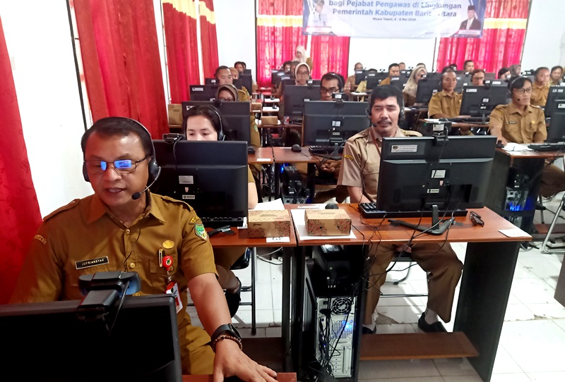 MENYAPA PESERTA ASSESMENT-Sebelum mengikuti tes assesment, Pj Sekda Barito Utara Jufriansyah terlebih dahulu menyapa para peserta assesment dan memberikan motivasi serta semangat kerja, Senin (6/5/2024).