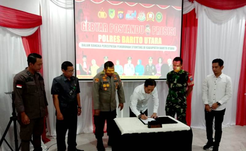 PENANDATANGANAN KOMITMEN BERSAMA-Pj Bupati Drs Muhlis, Kapolres AKBP Gede Eka Yudharma, Dandim 1013 Mtw Letkol Inf Agussalim, Ketua Pengadilan Negeri, Ketua Pengadilan Agama dan Kepala Disdalduk KB P3A melakukan penandatanganan komitmen bersama dalam rangka penurunan stunting di wilayah Kabupaten Barito Utara di Mapolres setempat, Rabu (8/5/2024).