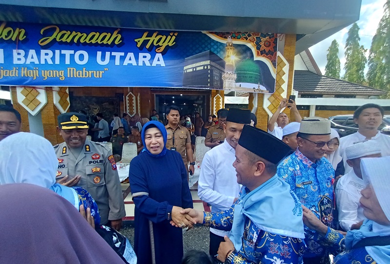 Hj Mery Rukaini (Ketua DPRD Barito Utara), Jufriansyah (Pj Sekda), H Jimy Carter (Waket II DPRD Kalteng), unsur FKPD, Akhmad Gunadi (Komisaris Utama Mitra Barito) saat melepas keberangkatan CJH Barut di halaman kantor bupati, Senin (13/5/2024).