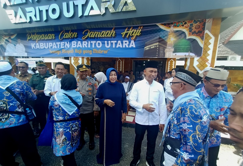 Jufriansyah (Pj Sekda), Hj Mery Rukaini (Ketua DPRD Barito Utara), H Jimy Carter (Waket II DPRD Kalteng), unsur FKPD, Akhmad Gunadi (Komisaris Utama Mitra Barito) saat melepas keberangkatan CJH Barut di halaman kantor bupati, Senin (13/5/2024).