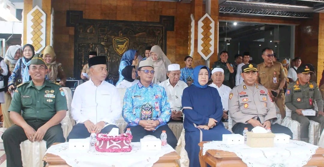 Hj Mery Rukaini (Ketua DPRD Barito Utara), Jufriansyah (Pj Sekda), H Jimy Carter (Waket II DPRD Kalteng), unsur FKPD, Akhmad Gunadi (Komisaris Utama Mitra Barito) saat melepas keberangkatan CJH Barut di halaman kantor bupati, Senin (13/5/2024).