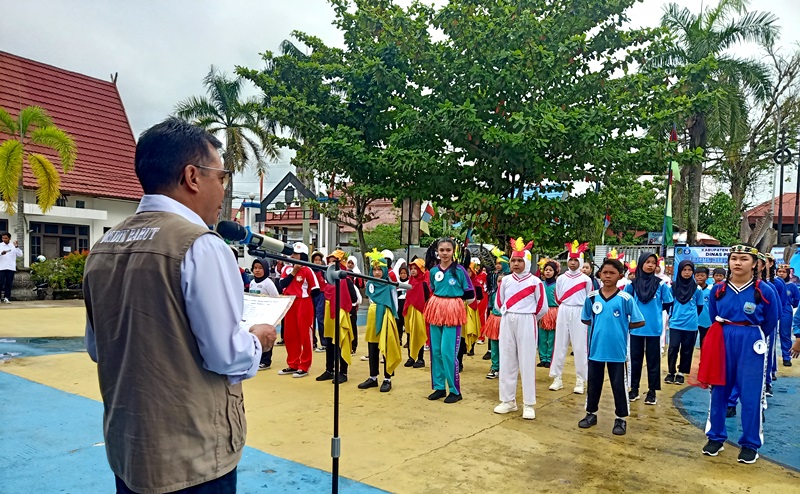 Kepala Dinas Pendidikan Barito Utara, Syahmiludin A Surapati di halaman Dinas Pendidikan setempat, Rabu (15/5/2024)