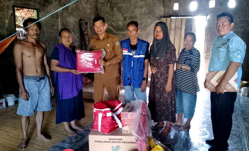Kepala Bidang Penanganan Fakir Miskin Perlindungan dan Jaminan Sosial Dinas SOSPMD Barito Utara, Mujiburrahman menyerahkan bantuan untuk korban kebakaran di Desa Datai Nirui.