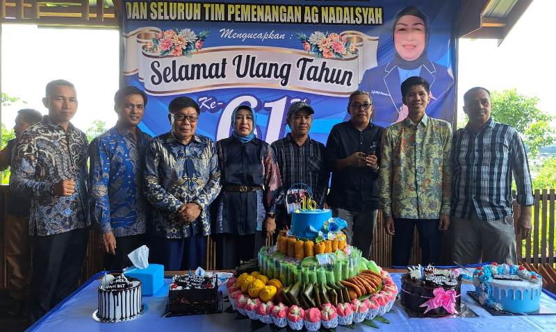 Puluhan kerabat dan mitra kerja mengadakan syukuran Hari Kelahiran Ketua DPRD Barito Utara, Hj Mery Rukaini ke 61 di RM Banama Tingang, Selasa (14/5/2024).