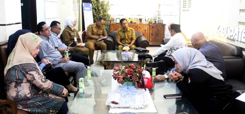 Sekretaris DPRD Barito Utara Edwin Tuah bersama jajaran menerima kunjungan kerja Komisi I DPRD Tabalong, di ruang kerja Sekwan, Selasa (14/5/2024).