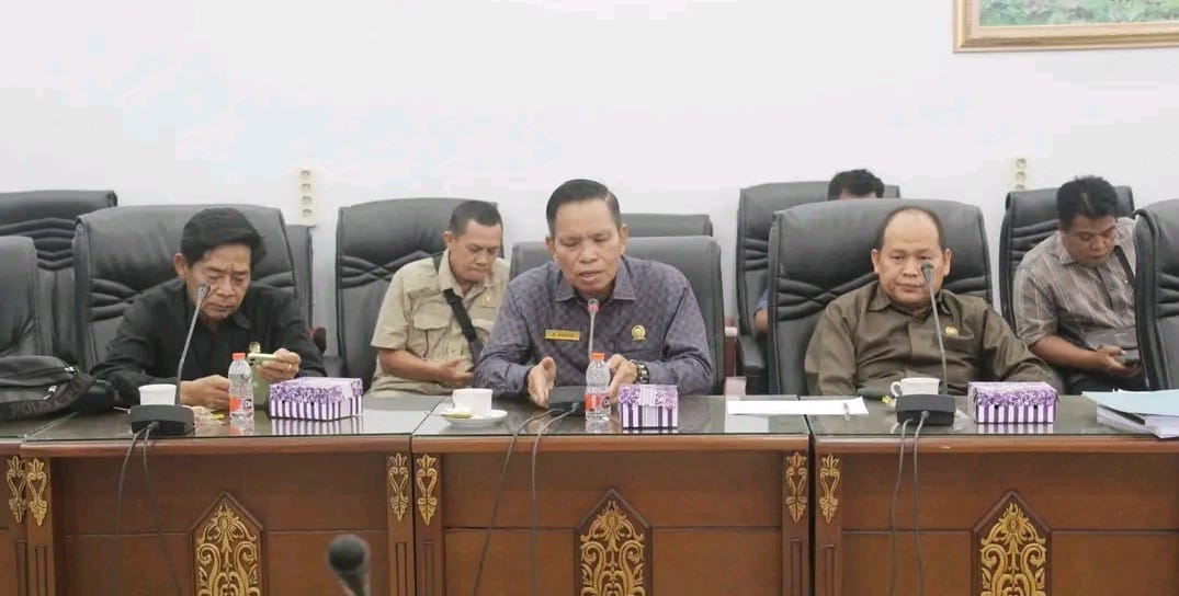 Ketua DPRD, Ir. Hj. Mery Rukaini, M.IP, dan dihadiri oleh anggota DPRD, Direktur Perusda Asianoor, serta perwakilan dari Pemerintah Daerah.
