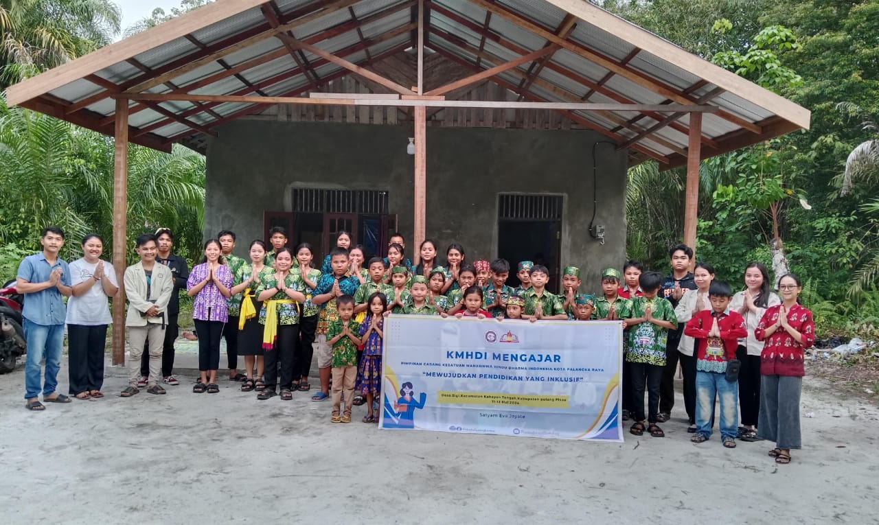 Foto bersama PC KMHDI dan masyarakat desa Sigi, Kecamatan Kahayan Tengah, Kabupaten Pulang Pisau, Provinsi Kalimantan Tengah pada Sabtu, (11/5/2024).