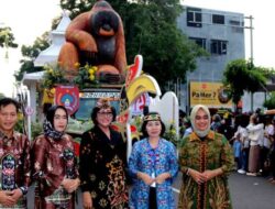 HADIRI HUT DEKRANAS-Pj Bupati Barito Utara, Drs Muhlis didampingi Ketua Dekranasda Barito Utara Ibu Marsiana Muhlis menghadiri kegiatan HUT Dekranas di Kota Solo, Kamis (16/5/2024).