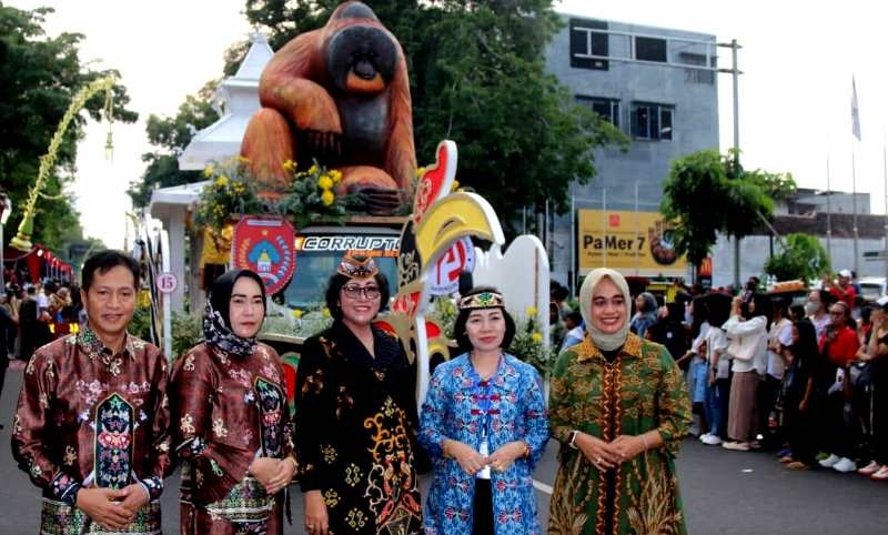 HADIRI HUT DEKRANAS-Pj Bupati Barito Utara, Drs Muhlis didampingi Ketua Dekranasda Barito Utara Ibu Marsiana Muhlis menghadiri kegiatan HUT Dekranas di Kota Solo, Kamis (16/5/2024).