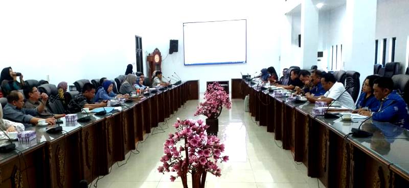 DPRD Barito Utara menggelar RDP bersama Pemkab Barito Utara dan pihak maskapai penerbangan Wing Air terkait jurusan Muara Teweh-Banjarmasin, di ruang rapat DPRD setempat, Kamis (16/5/2024).
