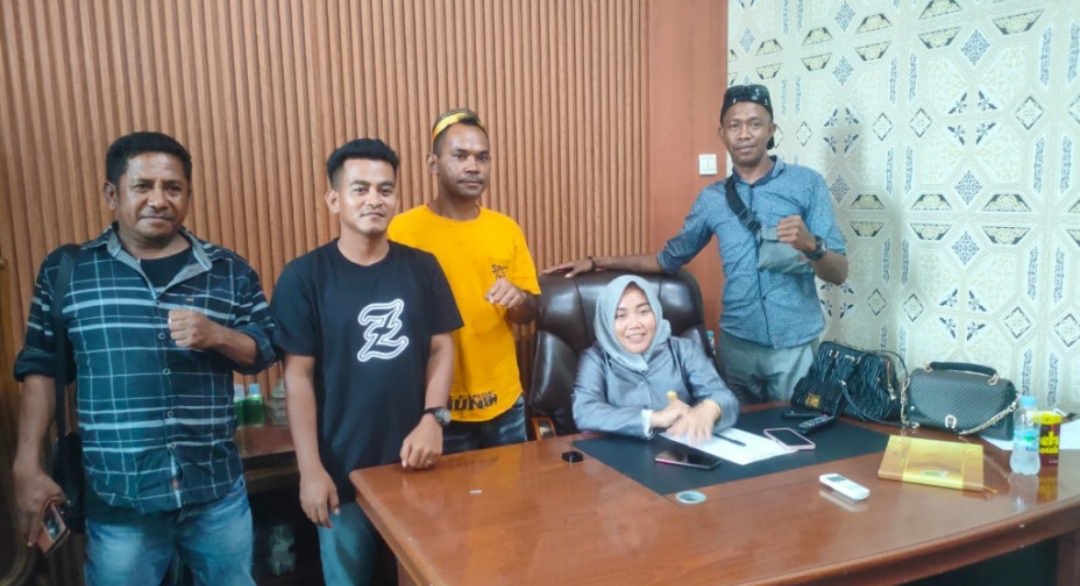 Anggota DPRD Kutai Timur menyambut kedatangan rombongan Pemuda Kaubun yang sedang mengawal persoalan ketenagakerjaan di perusahaan pertambangan batubara yang beroperasi di wilayah Kaubun, Kutai Timur.