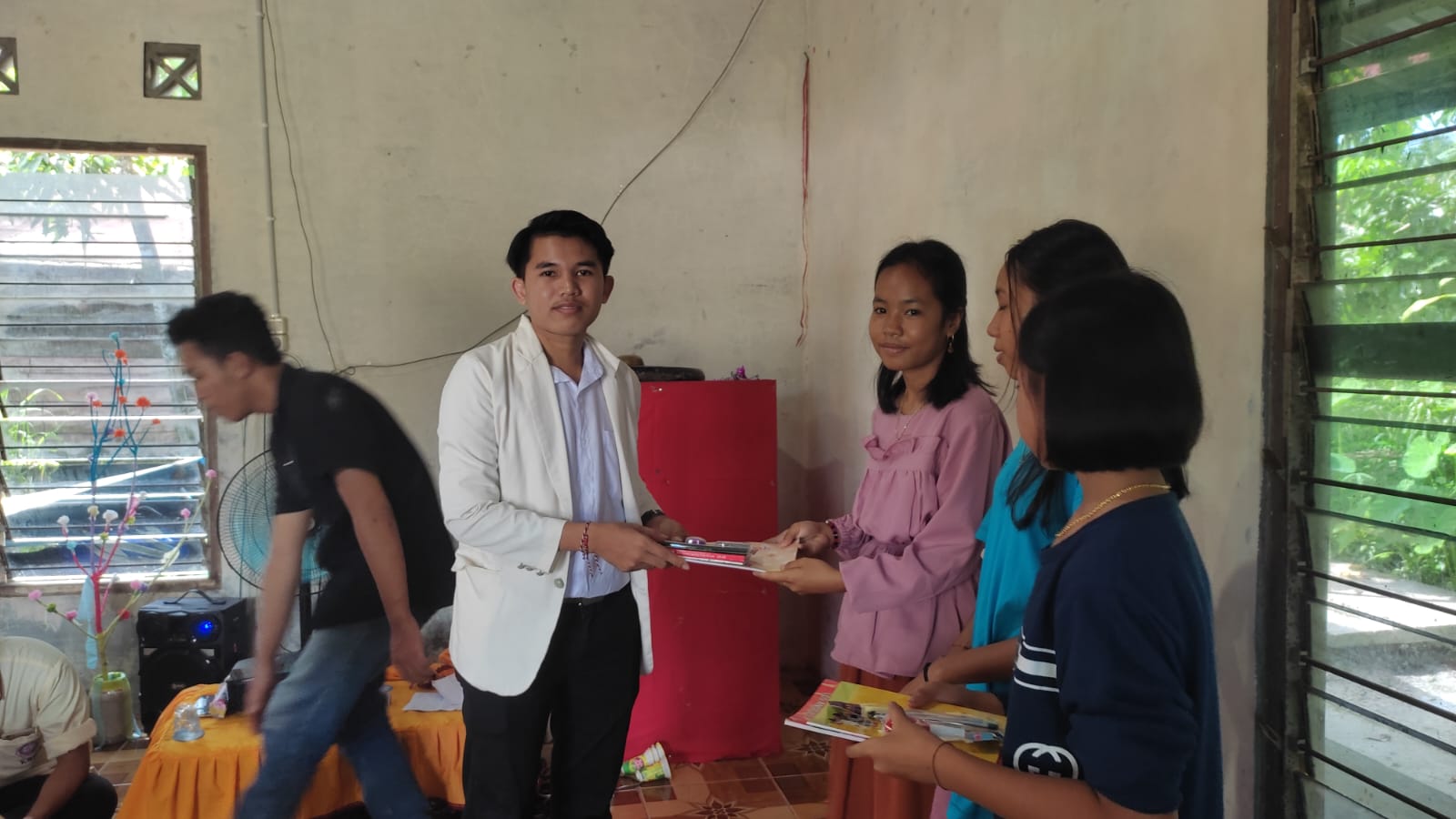 Ketua PD KMHDI Kalteng, Betto saat menyalurkan bantuan buku untuk pasraman