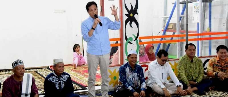 SILATURAHMI DENGAN WARGA JAMBU-Pj Bupati Barito Utara Muhlis didampingi staf ahli bupati, asisten sekda, kepala perangkat daerah melakukan silaturahmi mengunjungi Galeri Mr Murdani Nort Barito Oleh-Oleh Khas Tewei yang berlokasi di Jalan Cempaka Raya Kelurahan Jambu Kecamatan Teweh Baru, Minggu (5/5/2024).