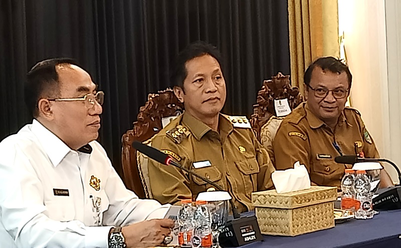 Ketua BPK RI Perwakilan Kalimantan Tengah, Ali Asyar didampingi Pj Bupati Muhlis dan Pj Sekda Jufriansyah saat entry meeting pemeriksaan terperinci atas LKPD Barito Utara tahun anggaran 2023 di rumah jabatan bupati, Senin (6/5/2024).