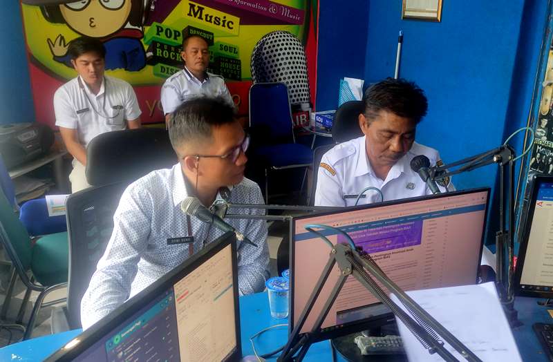Dinas Kesehatan Barito Utara Talkshow bersama Lembaga Penyiaran Publik Lokal (LPPL) Batara FM dalam rangka memperingati Hari Imunisasi Dunia ke 50 tahun 2024, Sabtu (11/5/2024).