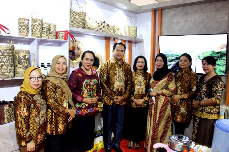 KUNJUNGI STAND BARITO UTARA-Asisten Setda Bidang Bidang Ekonomi dan Pembangunan, H Gazali didampingi Kadis Dagrin Dewi Handayani sambut Wagub Kalteng H Edy Pratowo dan Sekda Provinsi H Nuryakin saat mengunjugi Stand Kabupaten Barito Barito Utara usai pembukaan Kalteng Expo 2024 di area pameran Temanggung Tilung Kota Palangkaraya, Sabtu (11/5/2024).