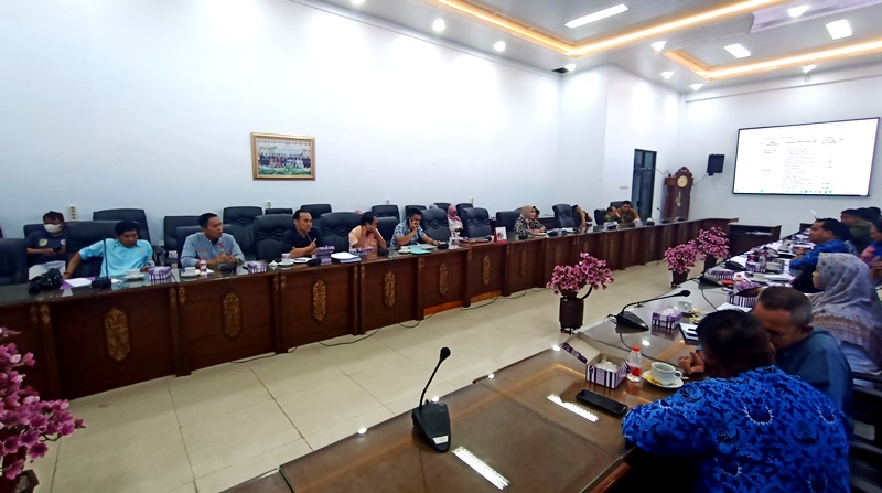 DPRD Kabupaten Barito Utara menggelar RDP bersama Pemkab Barito Utara dan dinas terkait serta pihak agen dan pangkalan membahas LPG 3 Kg, di ruang rapat DPRD setemapt, Jumat (17/5/2024).