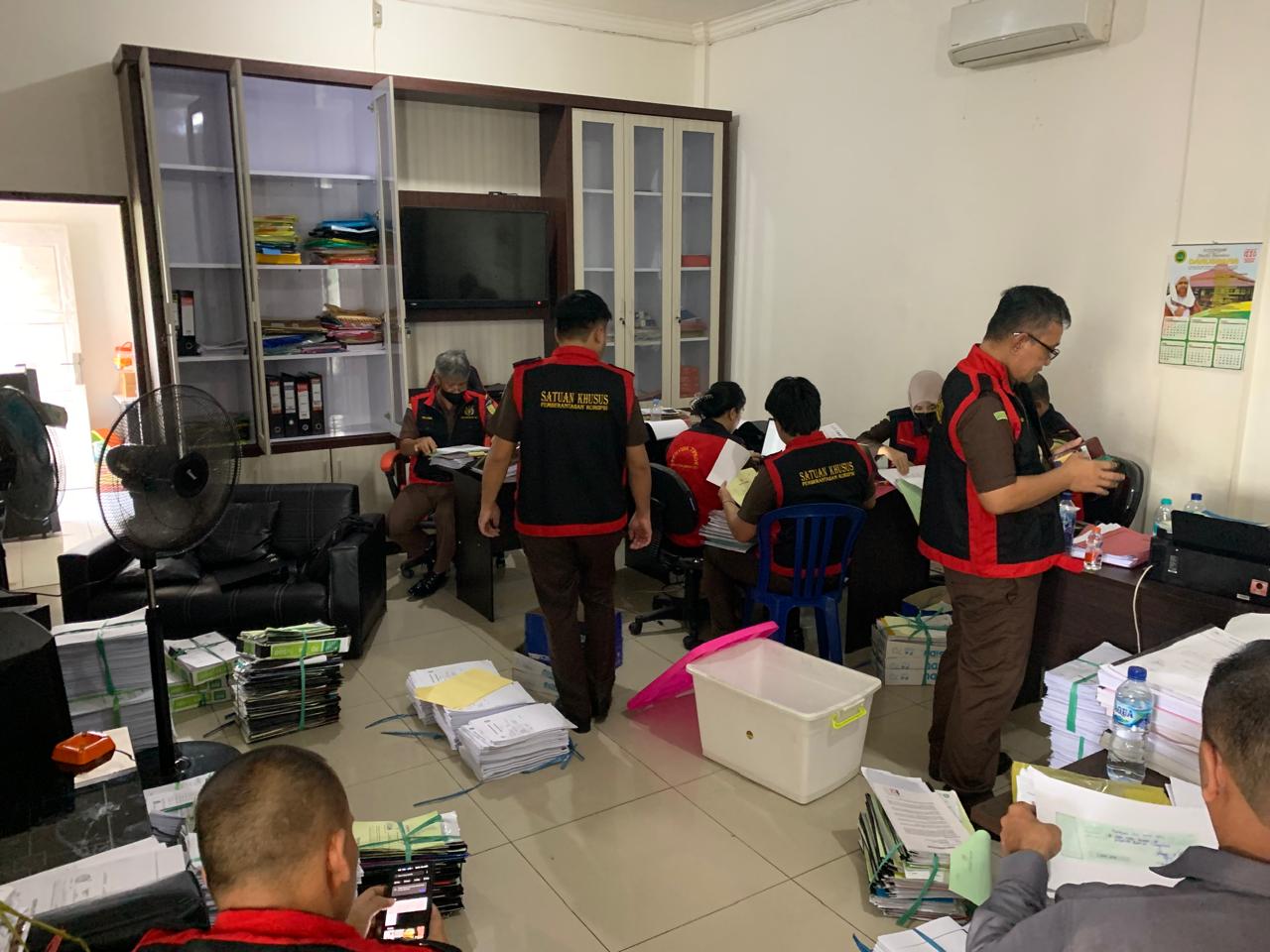 Tim penyidik Kejati Kalteng dan Kejari Kalteng saat menyita dokumen terkait dengan dugaan tindak pidana korupsi di KONI Kotim. Senin, 20 Mei 2024.