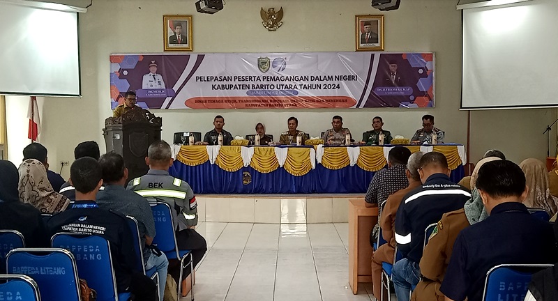 Kepala Dinas Nakertranskop UKM Barito Utara, M Mastur sampaikan laporan terkait pelepasan peserta pemagangangan dalam negeri tahun 2024, di aula BappedaLitbang, Selasa (21/5/2024).