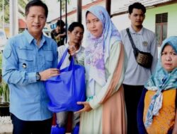 Pj Bupati Barut Tinjau Operasi Pasar Murah di Desa Sikui