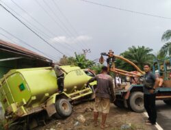 Gubrak! Truk CPO Tabrak Rumah Warga Hingga Masuk Parit