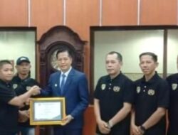 Pj Bupati Barut Terima Penghargaan Sahabat Pers Dari PWI