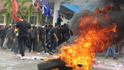 Demonstrasi Memanas, Aliansi Masyarakat Melawan Memaksa Masuk Dan Dorong-Dorongan Dengan Aparat di DPRD Kalteng