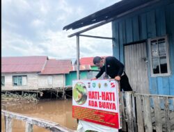 Cegah Buaya Menyerang Warga, BKSDA Sampit Pasang Spanduk Imbauan di Muara Sungai Mentawa