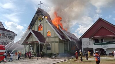 Gereja Maranatha Palangkaraya Terbakar Hingga Merembet Gedung Sekolah SMP Kristen