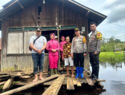 Korban Banjir di Desa Sungai Ubar Mandiri Dapatkan Bantuan Dari Bhayangkari Peduli