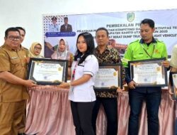 Pemkab Barito Utara Berikan Piagam Penghargaan kepada Perusahaan yang Mendukung Program Disnakertranskop UKM