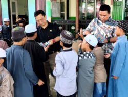 Ketua Fraksi PDIP DPRD Barito Utara Bagikan Susu Gratis di Desa Kandui