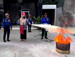 Disdamkarmat Gelar Pelatihan Penanggulangan Bahaya Kebakaran dan Teknik Evakuasi di Klinik Madonna