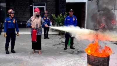 Disdamkarmat Gelar Pelatihan Penanggulangan Bahaya Kebakaran dan Teknik Evakuasi di Klinik Madonna