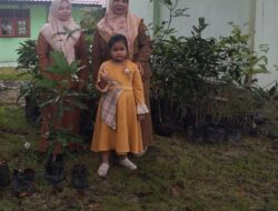 DLH Kotawaringin Timur Serahkan Bibit Tanaman Buah untuk Sekolah Adiwiyata, SDN 4 Ketapang Kian Hijau dan Berdaya