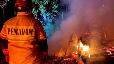 Disdamkarmat Barut Lakukan Pemadaman Kebakaran di Jalan Simpang Dusun Bayas