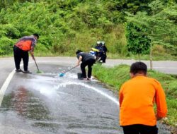 Tumpahan Solar di Jembatan Pengululu Iban di Lakukan Pembersihan Oleh BPBD Barut