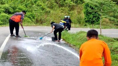 Tumpahan Solar di Jembatan Pengululu Iban di Lakukan Pembersihan Oleh BPBD Barut