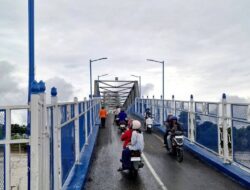 Awas, Jalan Licin Akibat Tumpahan Solar di Jembatan Pengulu Iban