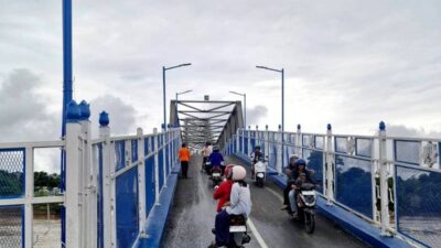 Awas, Jalan Licin Akibat Tumpahan Solar di Jembatan Pengulu Iban