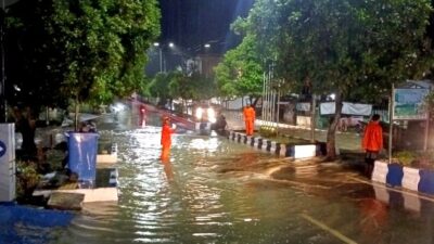 TRC Pusdalops BPBD dan Polres Barut Bantu Pengaturan Lalu Lintas di Jalan Tergenang Banjir