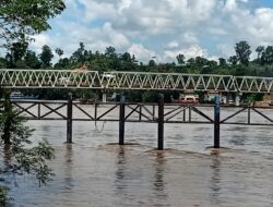 Dishub Barito Utara Tunda Sementara Aktivitas Kapal di Bawah Jembatan KH Hasan Basri Akibat Naiknya DAS Barito