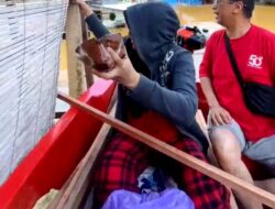 Ketua Fraksi PDIP DPRD Barut dan Istri Salurkan Bantuan Makanan Untuk Warga Terdampak Banjir