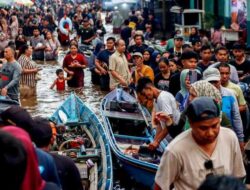 Banjir Jadi Wisata Dadakan, Warga Padati Jalan Panglima Batur Muara Teweh