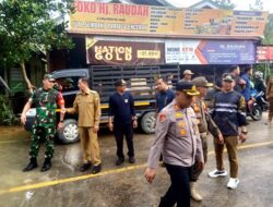 Pj Bupati Tinjau Lokasi Banjir di Kelurahan Jambu, Serahkan Bantuan Untuk Warga Terdampak
