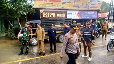 Pj Bupati Tinjau Lokasi Banjir di Kelurahan Jambu, Serahkan Bantuan Untuk Warga Terdampak
